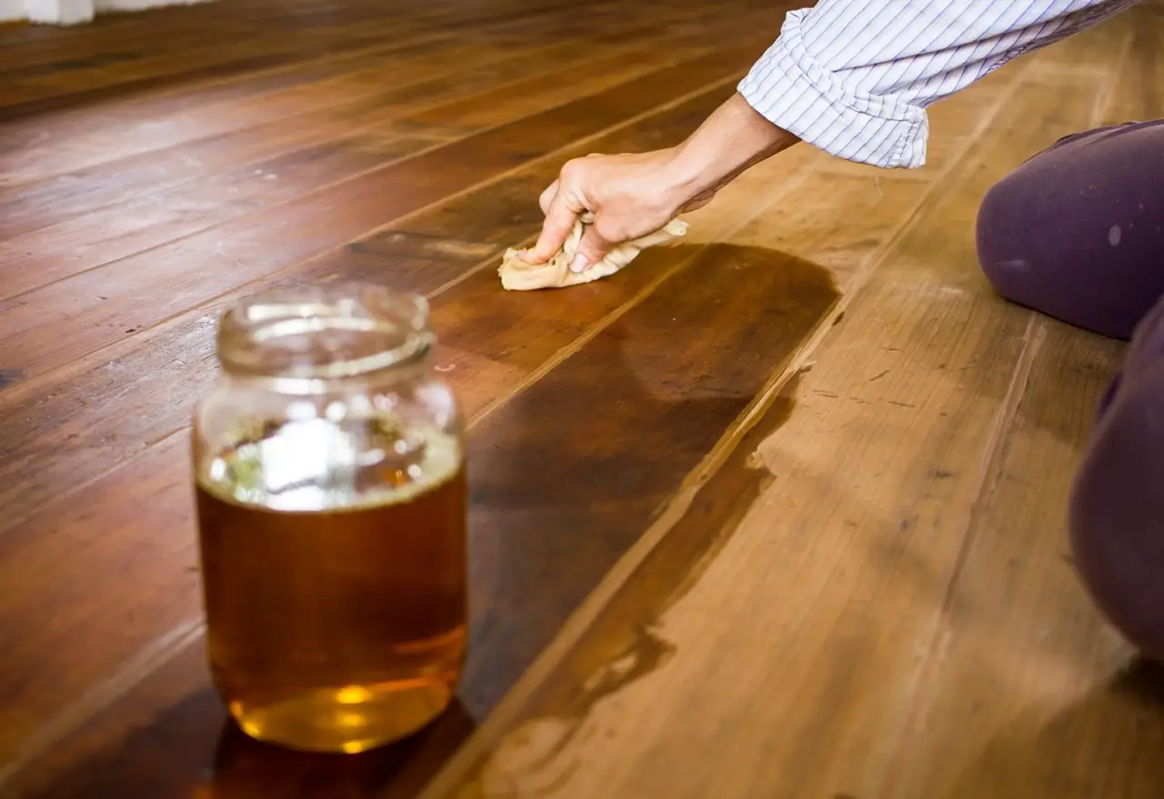 Come trasformare il legno stanco e rovinato usando solo ingredienti naturali che hai già in casa