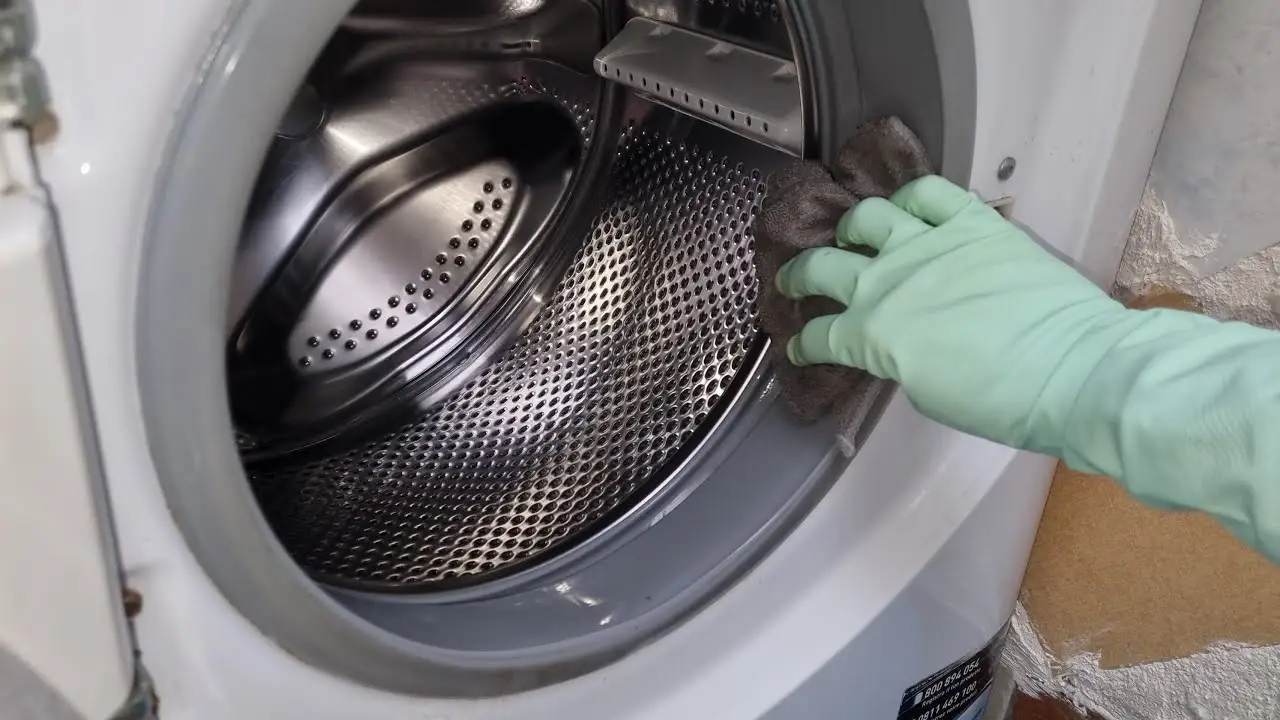 Se vedi residui neri nel cestello della lavatrice devi fare subito questa pulizia urgente