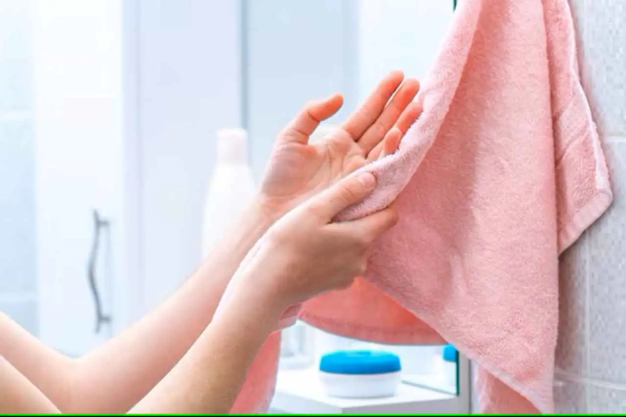 Asciugamani nuovi che non asciugano? Ecco l’errore che fai e il trucco per risolvere subito