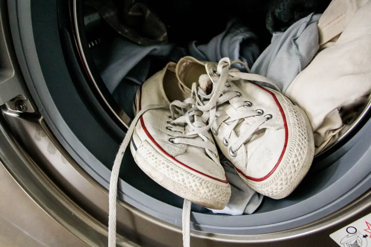 Come lavare le scarpe in lavatrice senza rovinarle: il metodo antico del calzolaio